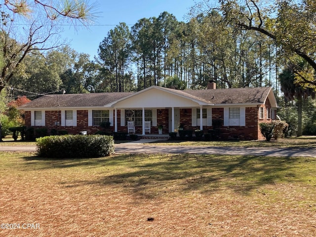 single story home featuring a front lawn