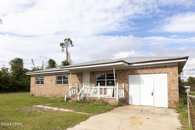 view of front of house with covered porch and a front yard