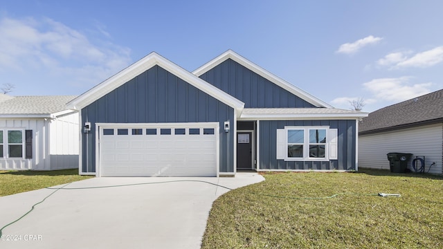 view of front of home featuring a front yard and a garage