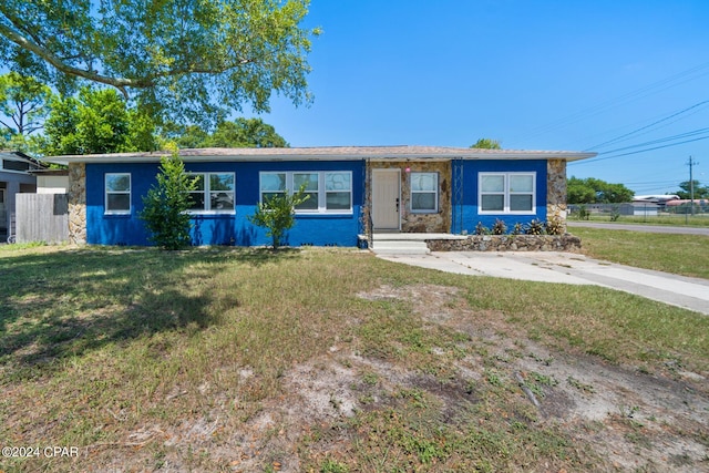 ranch-style house featuring a front yard