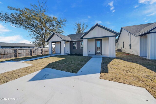 view of front of property featuring a front lawn