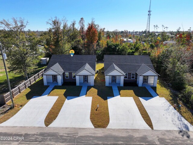 view of front of home featuring a front lawn