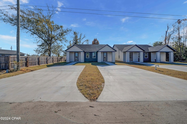 single story home featuring a front yard