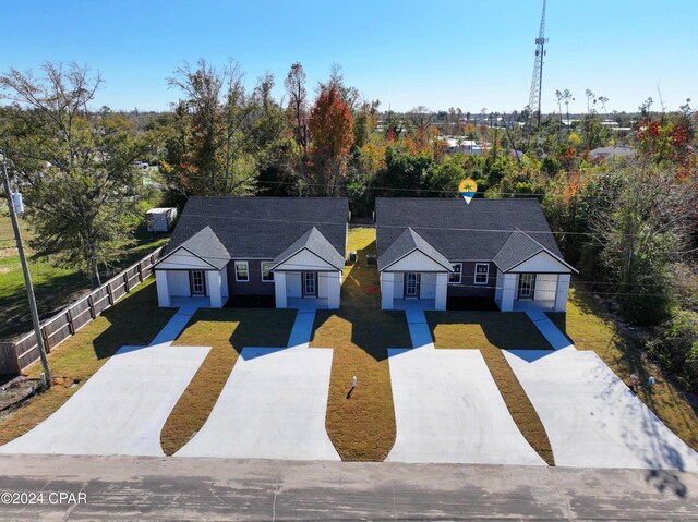 view of front of house featuring a front lawn