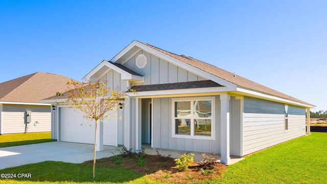 view of front facade featuring a front yard and a garage