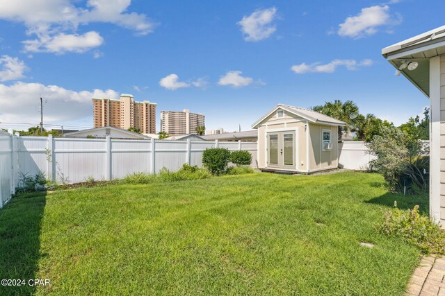 view of yard featuring a storage shed