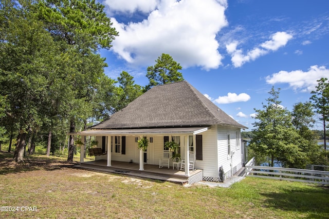 view of front of home featuring covered porch and a front yard