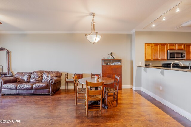 unfurnished room with crown molding and light hardwood / wood-style flooring