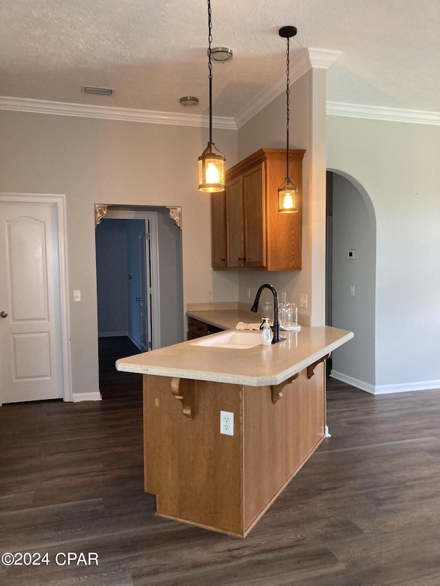 kitchen with arched walkways, a breakfast bar area, a peninsula, light countertops, and a sink