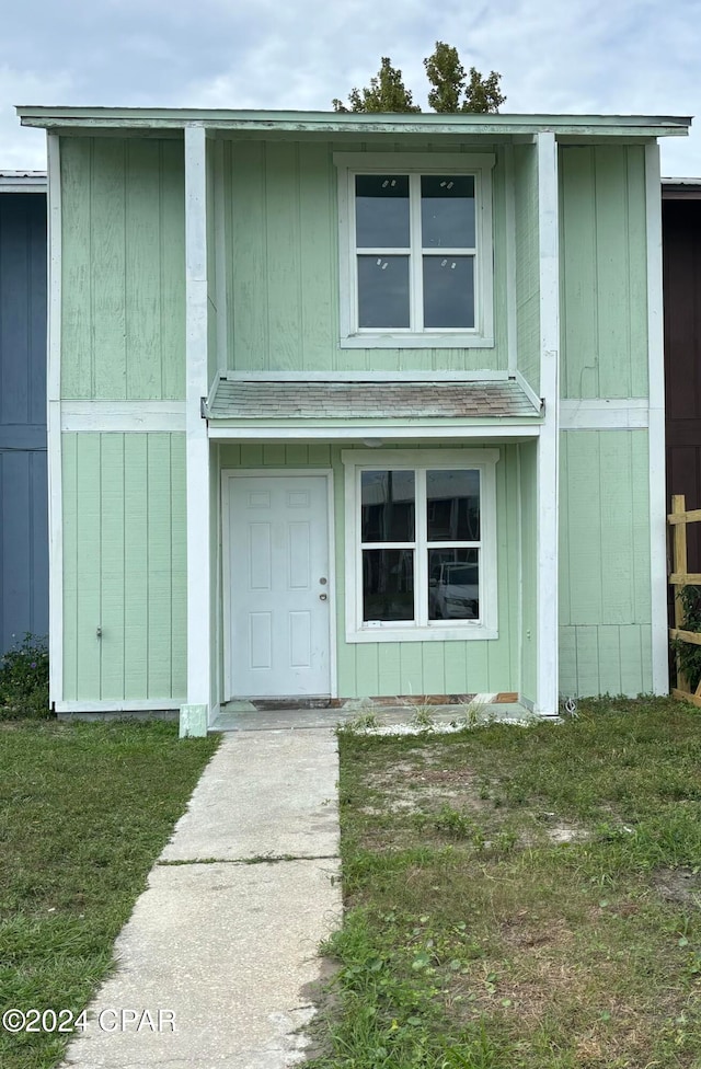 view of front of house featuring a front yard