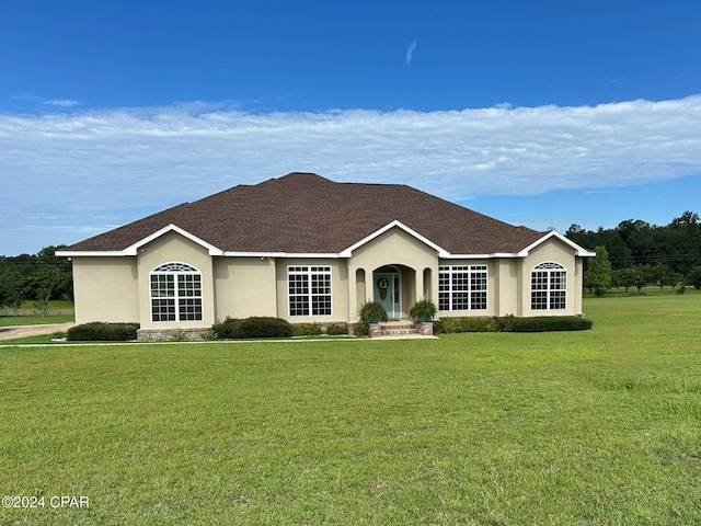 ranch-style home featuring a front lawn