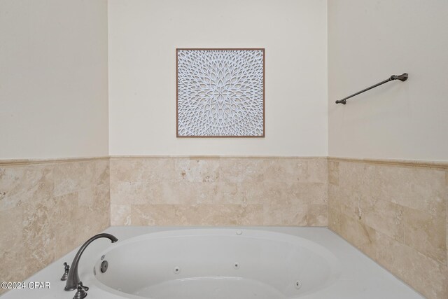 bathroom featuring a washtub