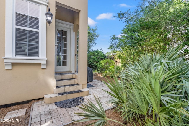 property entrance featuring a patio