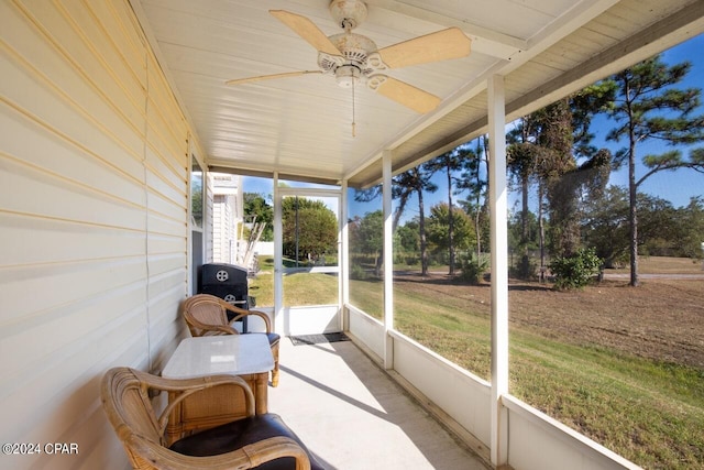 sunroom with ceiling fan