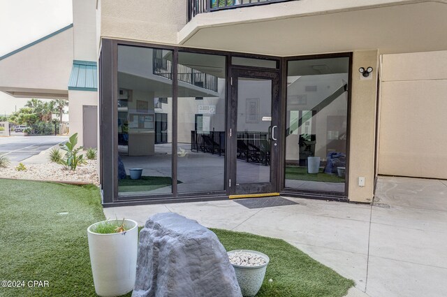 entrance to property featuring a balcony