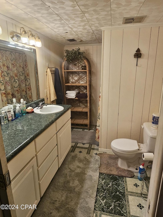2510 W 18th St, Panama City, FL 32405 - bathroom with visible vents, toilet, vanity, and a shower with curtain
