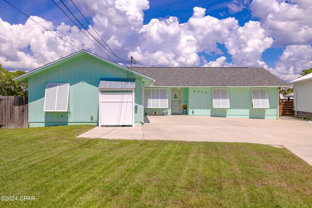 single story home featuring a front yard