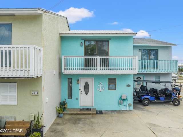 view of front of house with a balcony