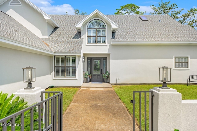 view of front of home featuring a front lawn