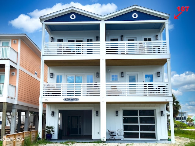 view of front of property featuring a balcony