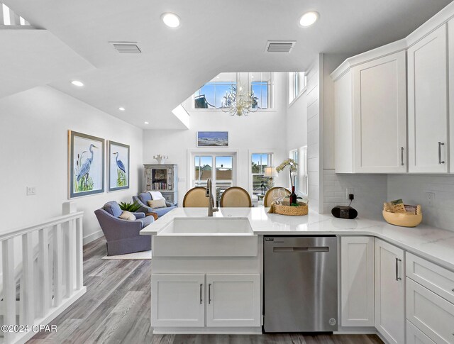 kitchen featuring visible vents, an inviting chandelier, dishwasher, and a peninsula