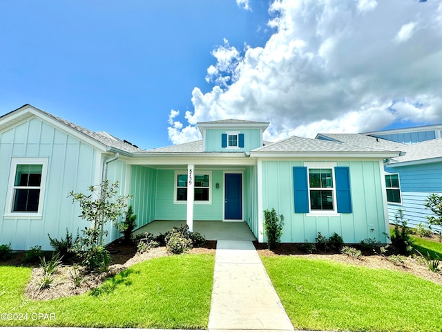 view of front facade featuring a front yard