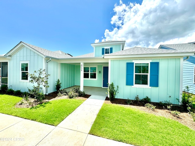 view of front facade with a front yard