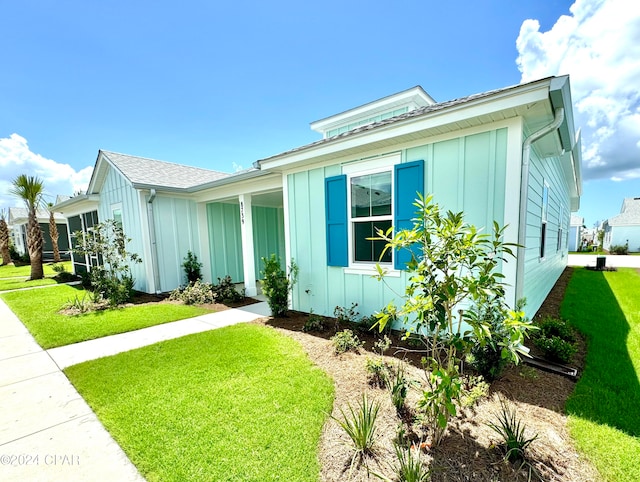 view of front of house featuring a front lawn