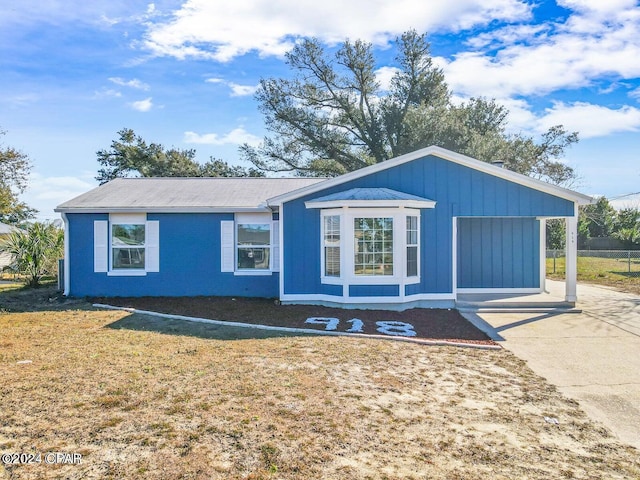 single story home with a front yard