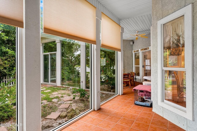 sunroom with ceiling fan