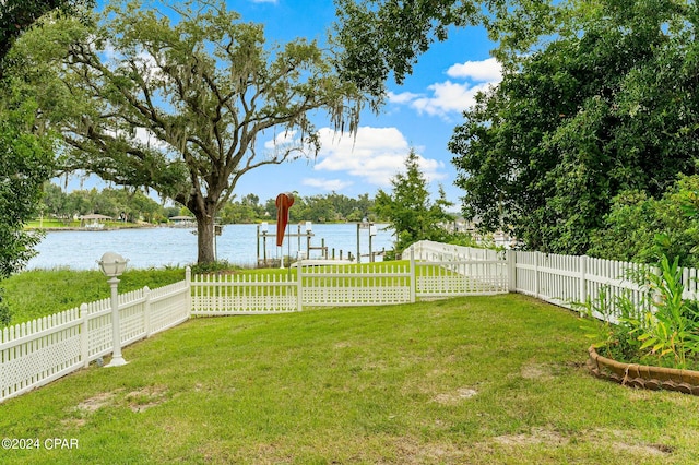 view of yard featuring a water view