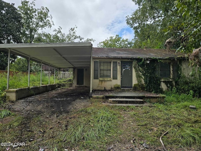 view of front of property featuring a carport