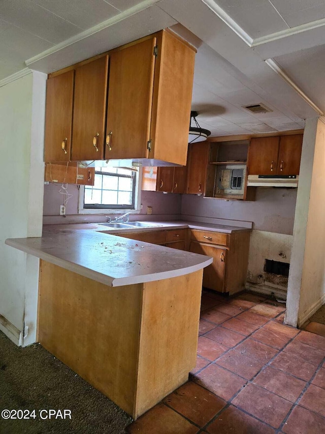 kitchen featuring kitchen peninsula and sink