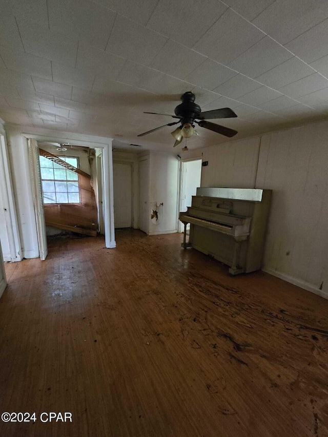 unfurnished bedroom with dark wood-type flooring and ceiling fan