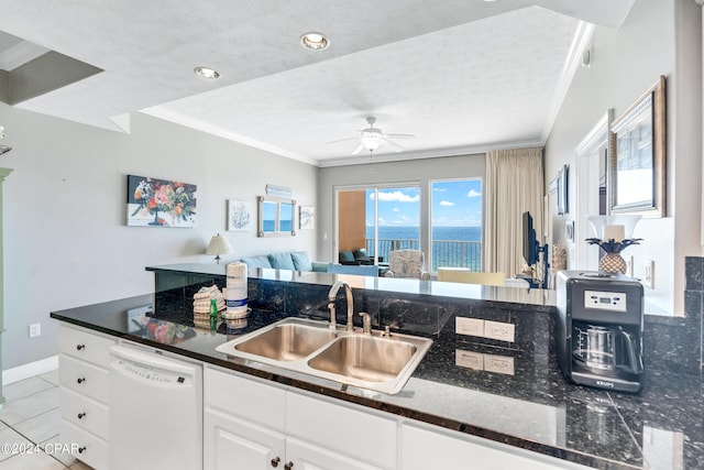 kitchen featuring a sink, open floor plan, crown molding, dishwasher, and ceiling fan