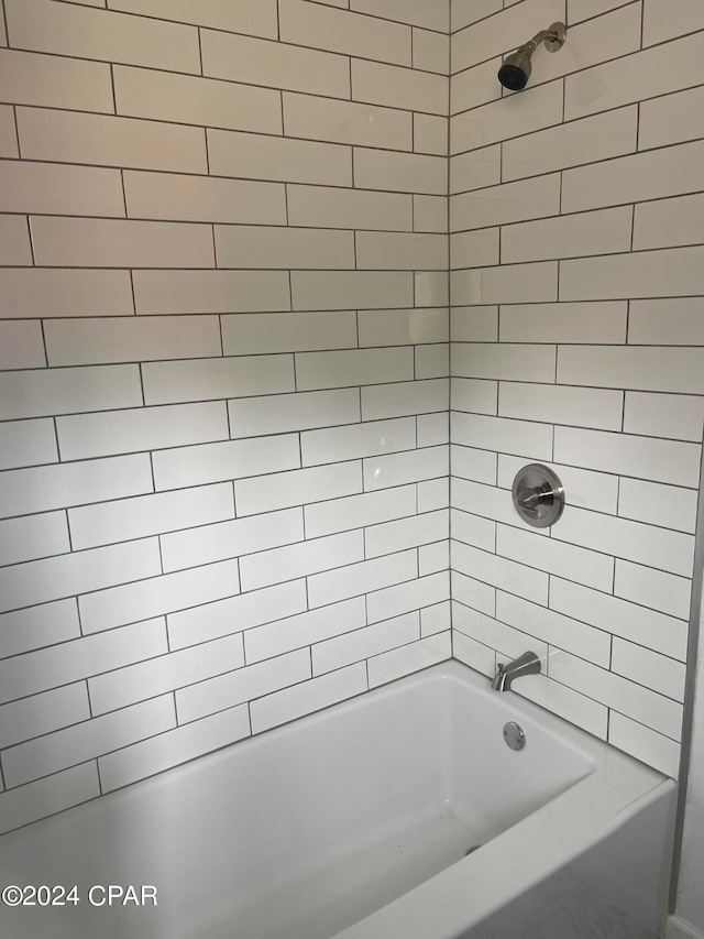 bathroom featuring tiled shower / bath