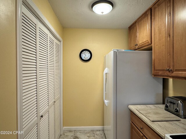 kitchen with white appliances, ceiling fan, kitchen peninsula, and sink