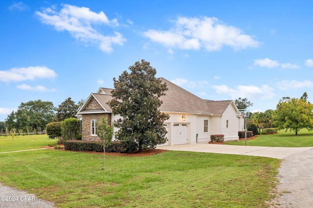 view of front facade featuring a front lawn