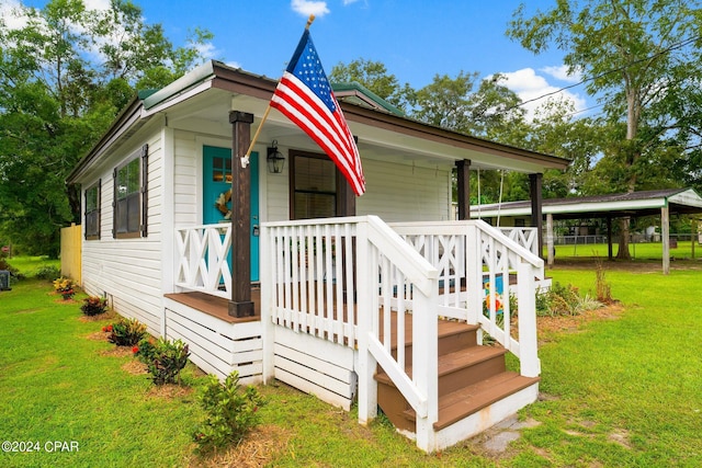 view of front facade featuring a porch and a front yard