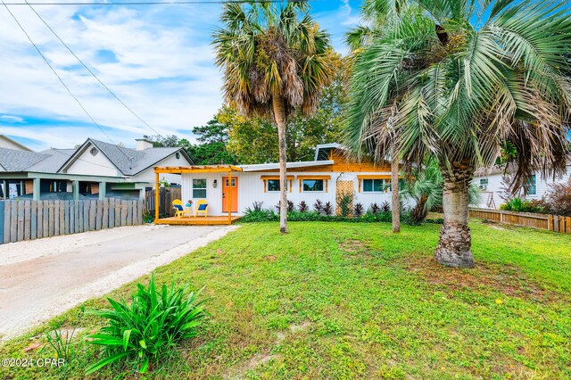 view of front of property with a front lawn