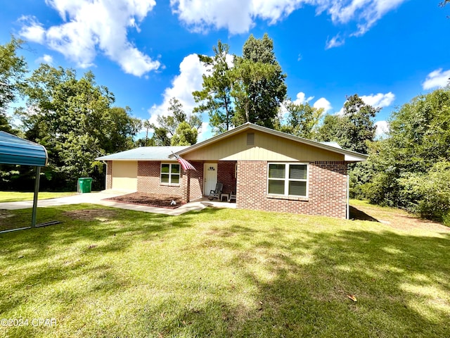 ranch-style house featuring a front lawn