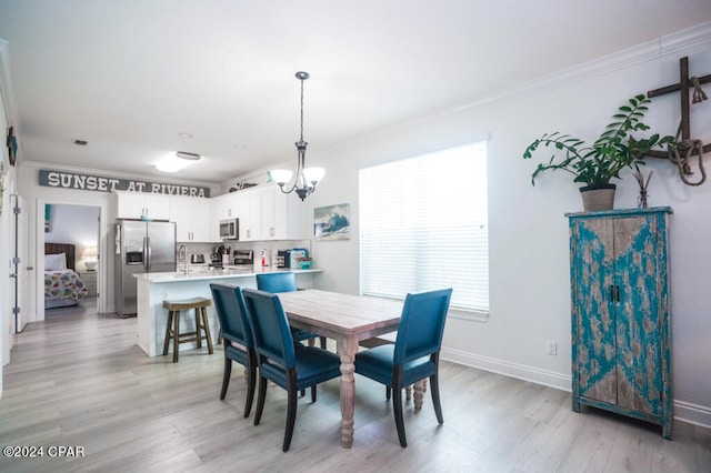 dining area with an inviting chandelier, light wood-type flooring, and crown molding