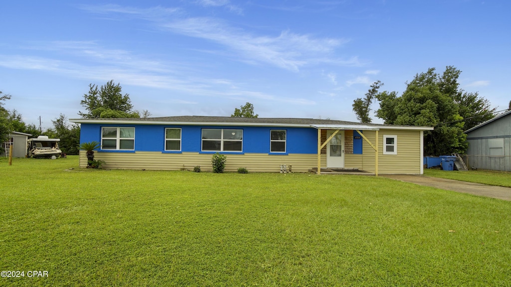 ranch-style home with a front yard