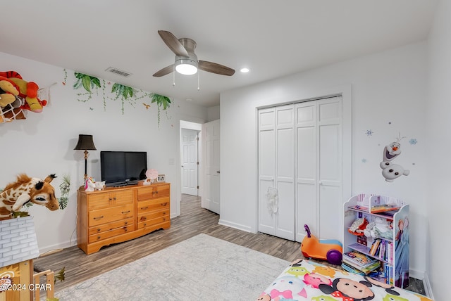 bedroom featuring ceiling fan, wood-type flooring, and a closet