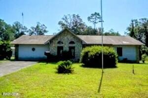 view of front of property featuring a front lawn and a garage