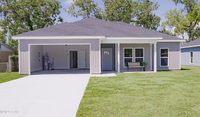 view of front facade with gas water heater and a front lawn