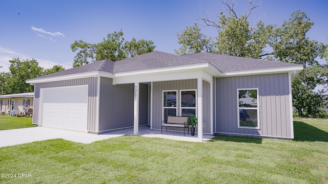 view of front facade featuring a garage and a front lawn