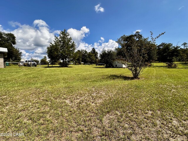 view of yard featuring a rural view