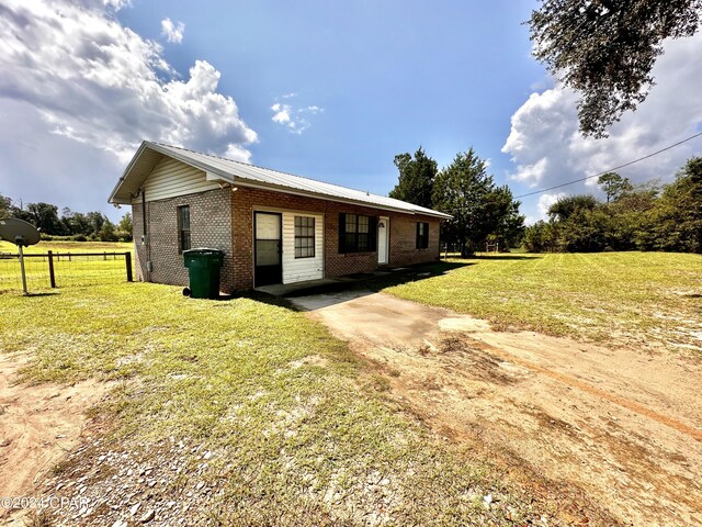 single story home featuring a front yard