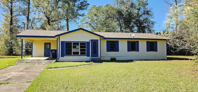 view of front of home featuring a front lawn and a carport